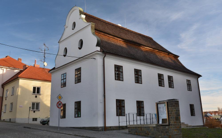 THE BUILDING OF TOURIST INFORMATION CENTER AND MUSEUM IN BÍLOVEC PHOTO: KC BÍLOVEC